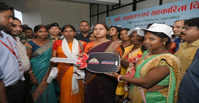 Mukhymantri Tractor vitran Yojana:झारखंड में 2 साल बाद फिर शुरू हुई मुख्यमंत्री ट्रैक्टर वितरण योजना मुख्यमंत्री ने किसानों को पार्टी ट्रैक्टर देखे यहां से, Best 🔥👇